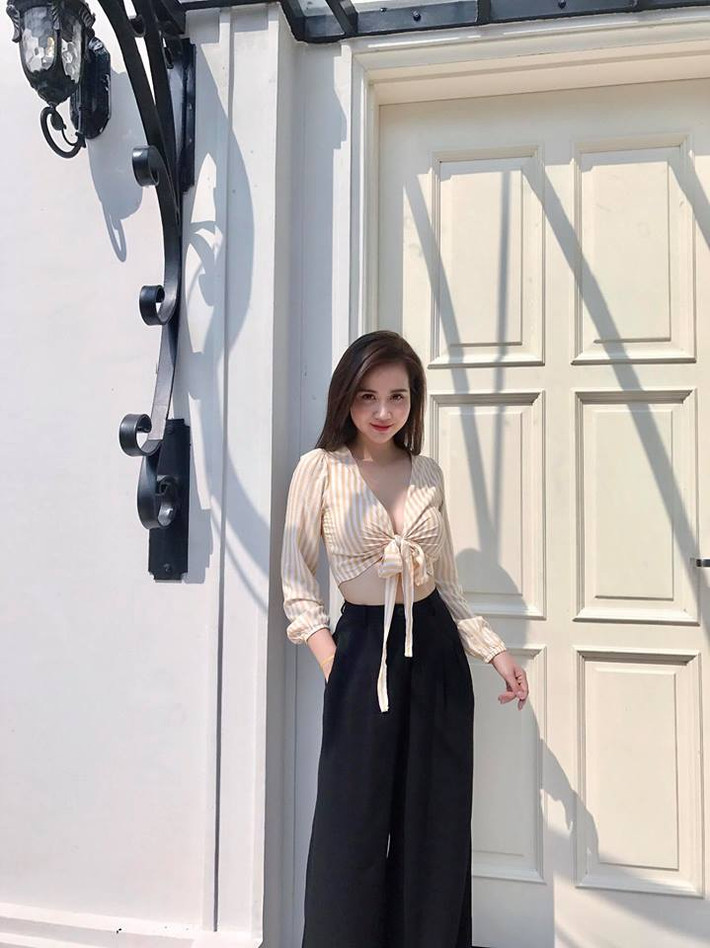 Nếu như ngày trước, Huyền Lizzie được mệnh danh là nữ diễn viên sở hữu vẻ đẹp không tuổi, luôn trung thành với phong cách đáng yêu thì khoảng thời gian gần đây, cô "lột xác" sang phong cách thời trang gợi cảm, quyến rũ.