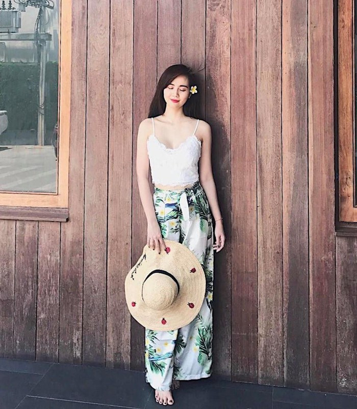 Trang phục hai dây giúp cô nàng khoe vòng một và làn da trắng nõn.
