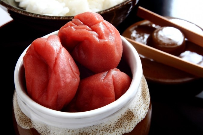 Là một món ăn thanh đạm, không cầu kì; mận muối luôn là một món ăn được ưa thích trong khẩu phần ăn của những người dân Nhật, đặc biệt là những người cao tuổi – vốn nổi tiếng có tuổi thọ trung bình cao nhất trên thế giới nhờ lối sống thanh đạm và hợp lý.