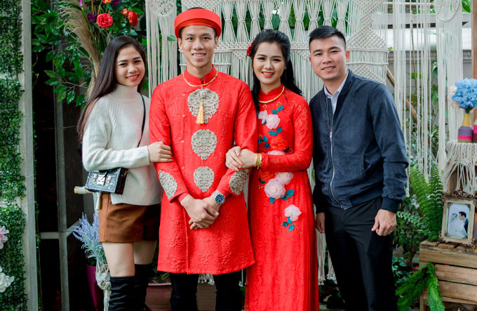 Quế Ngọc Hải cũng mặc áo dài đỏ tượng trưng cho sự may mắn trong ngày lễ ăn hỏi. Ảnh: Internet. Video "Minh Hằng chia sẻ về phong cách thời trang". Nguồn: VTC.