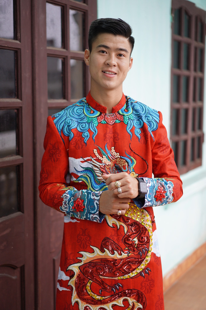 Trong lễ ăn hỏi mới đây, Duy Mạnh nổi bật với áo dài cưới ngập tràn sắc đỏ, được thêu họa tiết rồng phượng rất cầu kì.