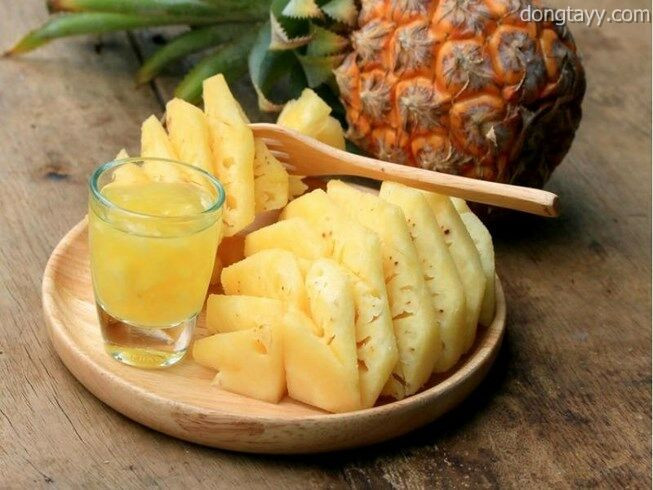 Dứa nổi tiếng là loại thực phẩm dành cho người giảm cân, loại quả này chỉ chứa 33 calo/100g. Nó chứa bromelain tự nhiên là một loại enzym giúp đốt cháy chất béo, loại bỏ mỡ bằng cách phá hủy mô tế bào mỡ. Ảnh: Internet.