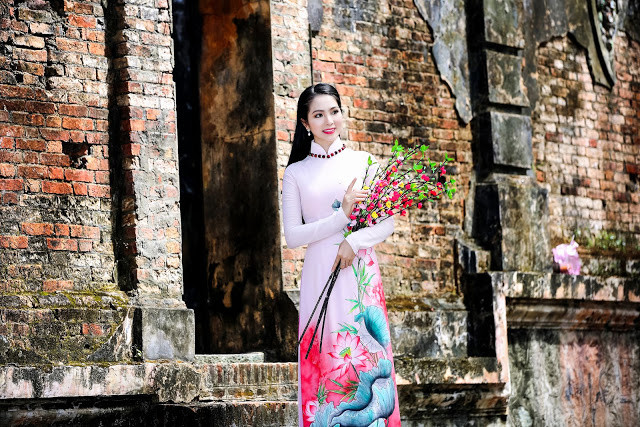 Những kiểu áo dài thường được mặc trong dịp Tết đó là áo dài chữ, áo dài gấm, hay áo dài thêu hoa với màu sắc tươi tắn, nổi bật như tượng trưng cho một năm mới đầy màu sắc.