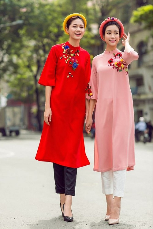 Để chiếc áo dài cách tân đẹp mặc đi lễ chùa không bị quá đơn điệu hay nhạt nhòa trước đám đông. Bạn có thể lựa chọn những chiếc áo dài màu thuê hoa lá nổi bật nhưng vẫn kín đáo.