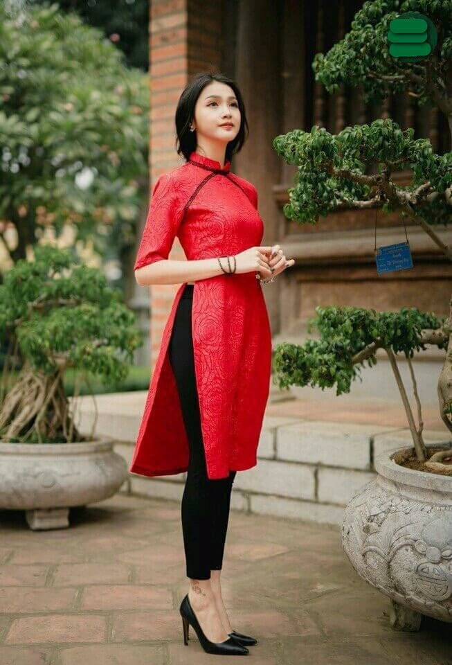Áo dài cách tân màu đỏ tượng trưng cho may mắn khá hợp đi lễ chùa đầu năm.