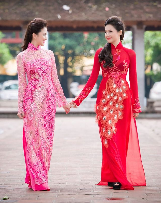 Mặc dù có nhiều kiểu áo dài cách tân mới mẻ nhưng kiểu áo dài truyền thống với cổ tàu, quần trùng áo dài là lựa chọn thích hợp nhất để đến nơi tâm linh.