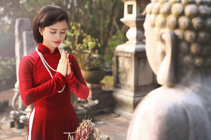 Mặc áo dài đẹp đi lễ chùa vừa thể hiện nét văn hóa độc đáo của dân tộc, vừa tôn lên vẻ đẹp dịu dàng của người con gái Việt Nam.