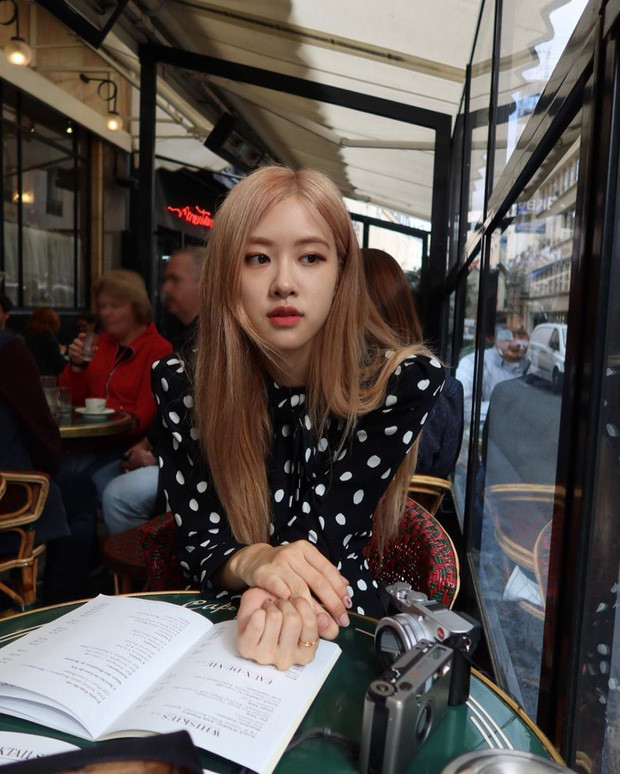 Chia sẻ về cách chăm sóc da, nữ ca sĩ Hàn cho rằng việc làm sạch da là bước quan trọng nhất. Dù làm việc cả ngày mệt mỏi nhưng khi về đến nhà, Rosé sẽ không quên việc tẩy trang và làm sạch lớp makeup, bụi bẩn thật kỹ.