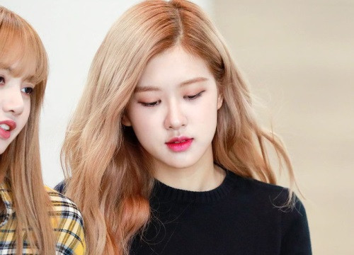 Đổ đủ sữa rửa mặt vào lòng bàn tay rồi mát xa mặt từ từ và nhẹ nhàng. Mát xa mặt trong khoảng 2 phút và rửa bằng nước sạch ở nhiệt độ bình thường.