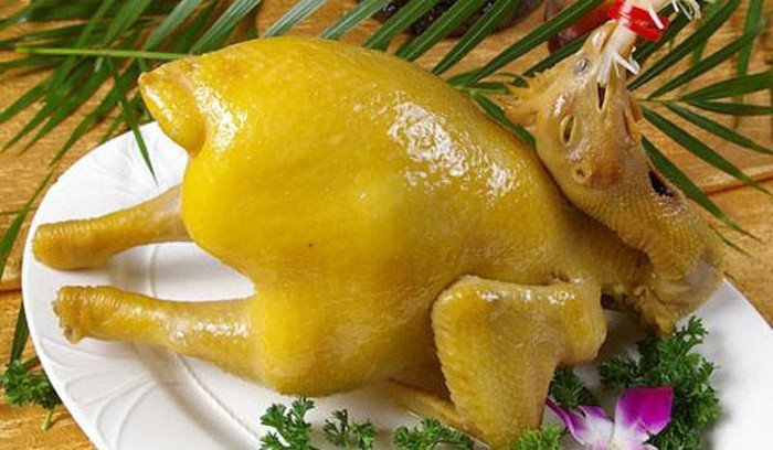 Mâm cỗ cúng giao thừa thường không thể thiếu xôi gấc và gà trống luộc vàng óng với ý nghĩa khởi đầu một năm may mắn, nhiều tài lộc.