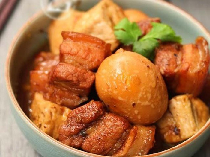 Món thịt kho thân thuộc cũng thường được ăn vào đầu năm mới. Những miếng thịt vuông, quả trứng tròn là biểu hiện hài hòa cho tính hài hòa âm dương, sự vuông tròn cho cả năm. Nguồn ảnh: Inernet. Video "Chế biến món ngon từ nấm đông cô". Nguồn: VTC.