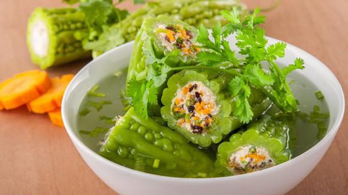 Canh khổ qua, theo cách chơi chữ của người Việt, có nghĩa là mọi nỗi khổ sẽ qua đi để đón một năm mới hạnh phúc an lành.