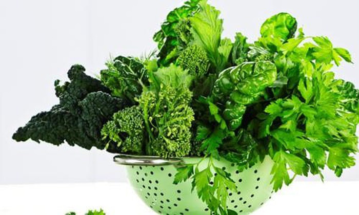 Trong mâm cỗ ngày Tết thường không thể thiếu các món từ những loại rau xanh nhiều lá (như cải xoăn, cải bắp) với quan niệm rằng ăn chúng sẽ mang lại nhiều tài lộc.
