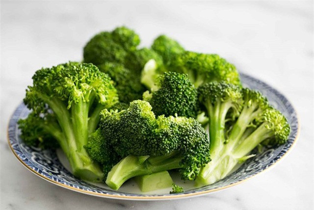 Bông cải xanh: Đây là một trong những loại rau họ cải có hàm lượng dinh dưỡng cao. Tuy nhiên, bông cải xanh chứa rất nhiều chất xơ không hòa tan, có thể mất nhiều thời gian để tiêu hóa. Trong thực tế, tất cả rau họ cải gây ra ợ hơi, khí trong quá trình tiêu hóa. Vì vậy, nếu bạn ăn thực phẩm gần với thời gian đi ngủ, cơ thể phải hoạt động nhiều để tiêu hóa chúng trong khi bạn đang cố gắng ngủ. Ảnh: Simplyrecipes.