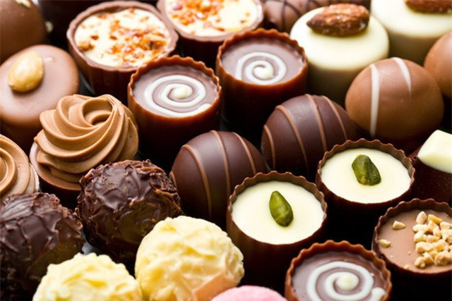 Chocolate: Hầu hết chocolate đều chứa lượng caffeine và đường nhất định, đặc biệt là chocolate đen. Chúng có thể tác động đến hệ thần kinh, gây khó ngủ. Ngoài ra, còn chứa cả theobromine, loại chất gây kích thích tim và khiến tim đập nhanh hơn. Ảnh: Foodnetwork.