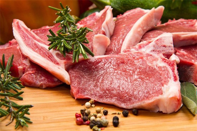 Thịt: Các loại thịt, đặc biệt là thịt đỏ, chứa nhiều protein và chất béo, cần nhiều thời gian để tiêu hóa, điều đó khiến bạn tỉnh táo. Khi ăn quá muộn, cơ thể sẽ không có đủ thời gian chuyển hóa năng lượng, gây tích tụ mỡ thừa. Ngoài ra, nó cũng gây khó khăn để đạt được giấc ngủ sâu - trạng thái cần thiết cho cơ thể sau một ngày làm việc vất vả. Ảnh: Watchfit.