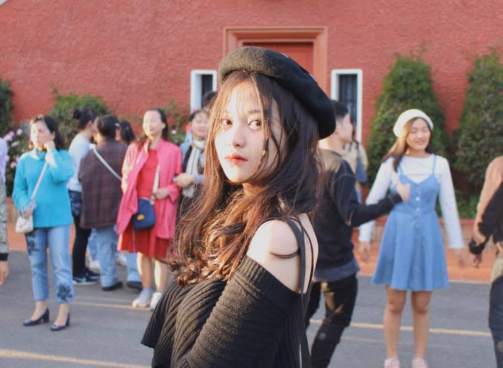 Nhờ đó, Linh cũng được các cửa hàng thời trang mời làm mẫu ảnh vào thời gian rảnh và cuối tuần. Trải nghiệm này khiến cô bạn cảm thấy rất thích thú.