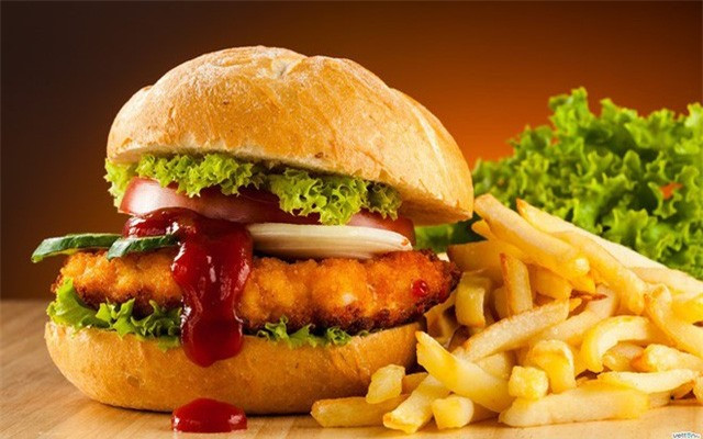 Thức ăn nhanh: Thức ăn nhanh và đồ ăn nhẹ nhiều dầu mỡ như pizza, khoai tây chiên, gà rán... khiến cơ thể khó tiêu hóa và thường dẫn đến chứng ợ nóng. Càng ăn nhiều chất béo trong bữa ăn, bạn càng tạo ra nhiều axit dạ dày và khí. Vì vậy, bạn cần tránh tiêu thụ loại thực phẩm này trước khi đi ngủ để bảo vệ sức khỏe. Ảnh: Buzzsouthafrica.
