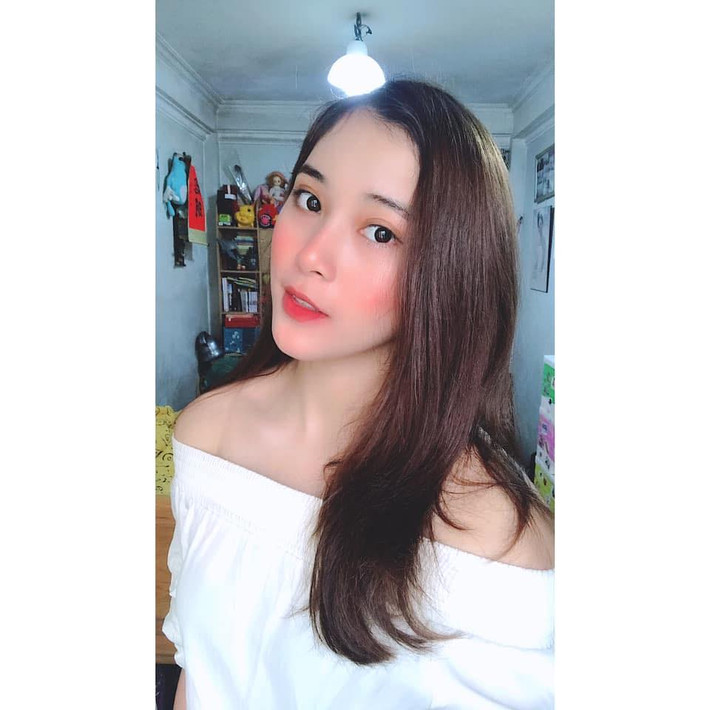 Áo trễ vai cũng là một trong những món thời trang gợi cảm nhất của Huyền. Ảnh: FBNV.