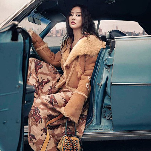 3 tuổi, cô nàng đã được đeo nhẫn kim cương, 13 tuổi dùng túi Chanel và đọc tạp chí thời trang. Cô thậm chí từng tiết lộ rằng, đến năm 13 tuổi cô mới được phép qua đường một mình vì lúc nào ra ngoài cũng có bảo mẫu, tài xế và vệ sĩ kè kè bên cạnh.