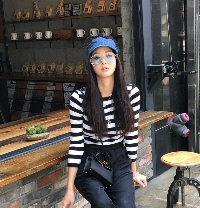 Mặc dù đã gần 40 tuổi và là mẹ một con nhưng Tôn Vân Vân trông vẫn trẻ trung và xinh đẹp chẳng khác gì gái 18.