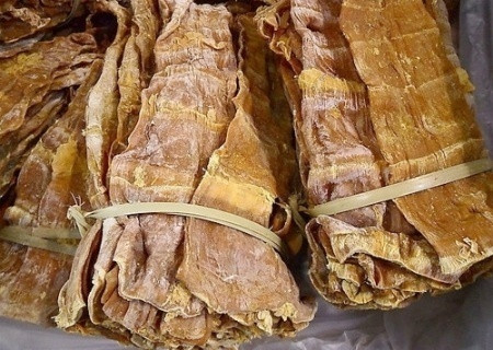 Măng khô của người dân tộc: Những loại măng được chính đồng bào dân tộc ở vùng cao chế biến từ những củ măng tươi trong rừng già, luộc và phơi khô bằng chính cái nắng miền cao nên đảm bảo không hề có hóa chất.