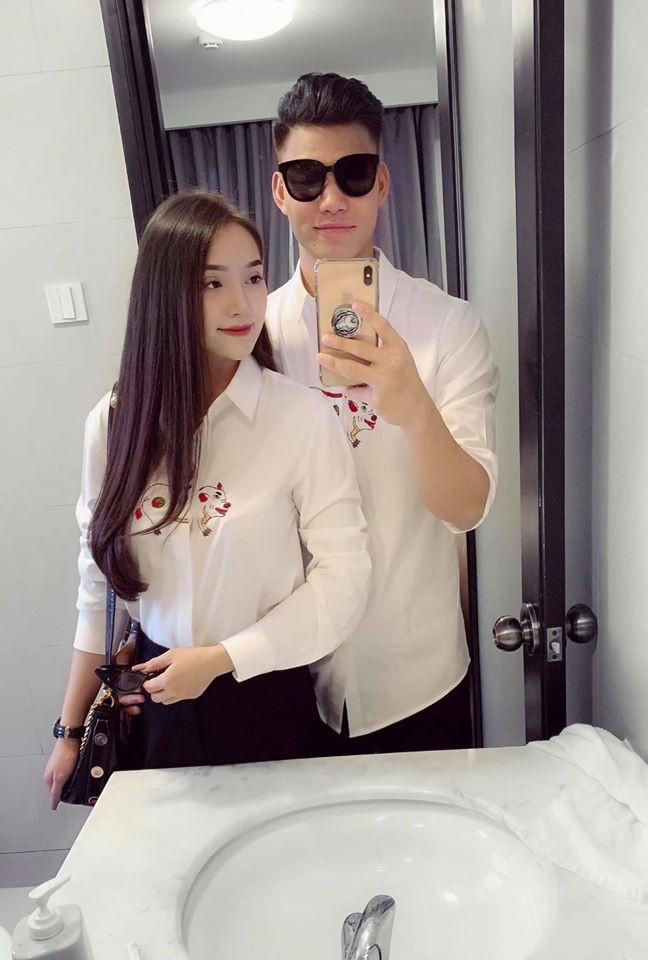 Mặc áo đôi đồng điệu với bạn gái, Vũ Văn Thanh cực bảnh bao khi về quê đón Tết.