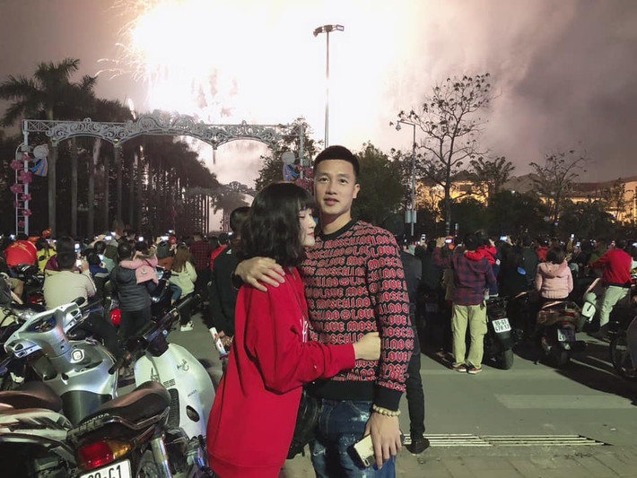 Thời trang ngày Tết “ton sur ton” Nguyễn Huy Hùng và bạn gái khi đón giao thừa cùng nhau. Ảnh: FBNV. Video "Minh Hằng chia sẻ về phong cách thời trang". Nguồn: VTC.
