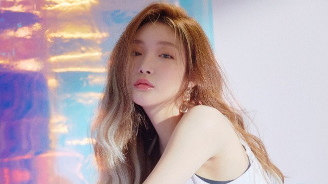 Chung Ha - tẩy trang 3 lần: Chắc hẳn thuật ngữ double cleansing đã không còn quá xa lạ với hội chị em. Tuy nhiên với Chung Ha, triple cleansing mới là tối ưu. Đây là phương pháp sử dụng các loại dung dịch làm sạch để loại bỏ hoàn toàn bụi bẩn cũng như lớp make up. Ảnh: Allure.