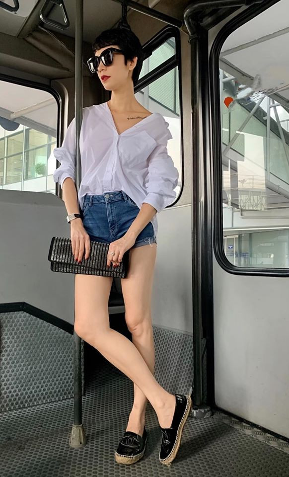 Ngoài đời, phong cách của Xuân Lan khá đơn giản và năng động với áo sơ mi trắng phối với quần short trẻ trung.