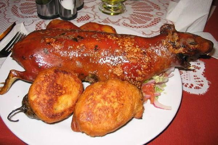 Thịt chuột lang nướng có hàm lượng protein cao và ít cholesterol hơn thịt gà, lợn hay bò. Tại Cusco có cả chương trình nuôi chuột lang làm thực phẩm cho các bệnh nhân ung thư, vì thịt của chúng tốt cho sức khỏe hơn các loại thịt khác.