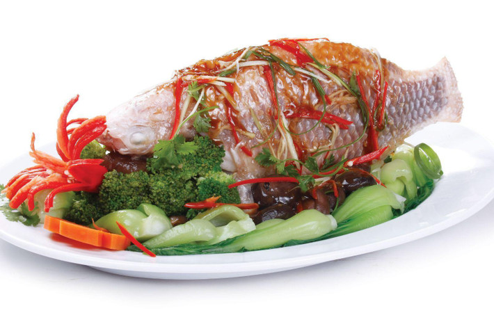 Cá: Một thứ không thể thiếu trong mâm cơm cúng ông Táo là cá chép (sống hoặc chín) vì cá chép được coi là phương tiện để ông Táo về trời. Có rất nhiều cách chế biến cá cho mâm cỗ cúng ông Táo như chiên giòn, hấp xì dầu, hấp bia…