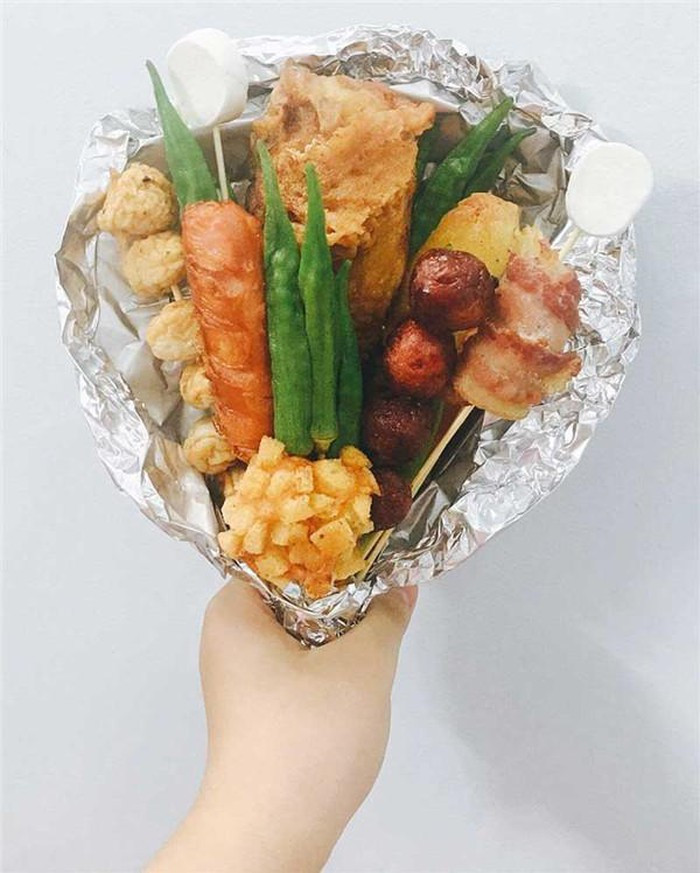 Thay vì tặng nhau những bó hoa đắt tiền, một “bó hoa” có thể ăn được là một lựa chọn khá thiết thực. Bên cạnh thịt chiên, bó hoa còn có cả rau củ nướng để nàng ăn đỡ ngấy.