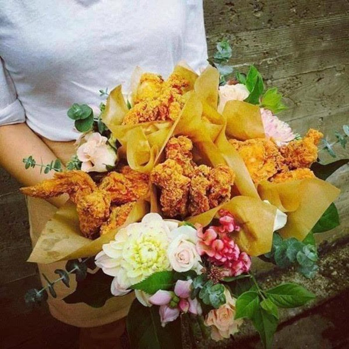 Muốn tạo bất ngờ cho nàng thì bạn có thể tự mua khoai tây chiên, đùi gà, cánh gà rán hay xúc xích mua về nhà tỉ mẩn gói thành bó tặng nàng.