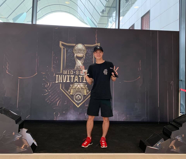 Văn Toàn diện bộ đồ đen thể thao phối với đôi giày sneaker đỏ cực khỏe khoắn và năng động.