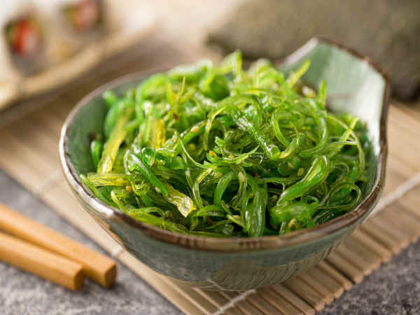 Rong biển: Rong biển giàu dinh dưỡng được phục vụ ở khắp mọi nơi, từ nhà hàng đến bữa trưa ở trường ở Mỹ. Ngoài nguồn sắt và canxi dồi dào, rong biển còn chứa i-ốt, cực có lợi cho việc điều hòa tuyến giáp.