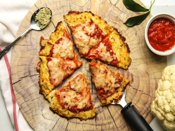 Pizza súp lơ: Theo báo cáo, pizza súp lơ là thực phẩm được đặt hàng nhiều nhất trong năm. Điều này cho thấy sự tàn lụi của bột mì trắng đang được tiếp quản bởi bột súp lơ, bột đậu xanh và bột hạnh nhân. Sự phong phú của các lợi ích sức khỏe, cũng như số lượng chất dinh dưỡng trong các loại bột này đảm bảo nó có vị trí trong danh sách các mặt hàng thực phẩm lành mạnh năm 2020.