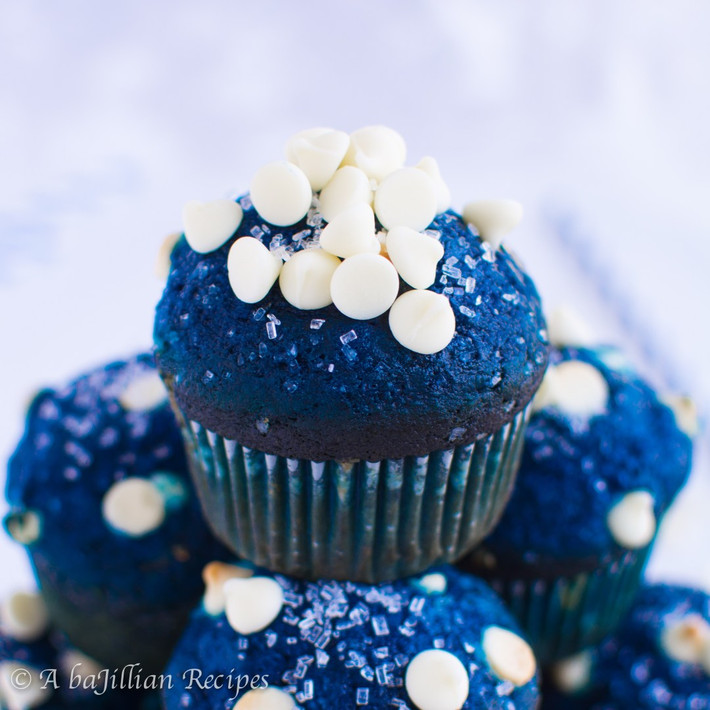 Cupcake xanh cổ điển: Đây là loại bánh có kích thước nhỏ, có vẻ ngoài bắt mắt, gồm 2 phần là bánh bông lan mềm và toppings. Cupcake phổ biến ở Mỹ từ thế kỷ 19, ngày nay là món bánh quen thuộc ở khắp mọi nơi.