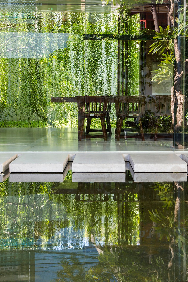 Tiểu cảnh hồ cá là view đẹp nhất của ngôi nhà khi nhìn ra từ bên trong. View “đắt giá” này được dành cho khu vực để bàn ăn.