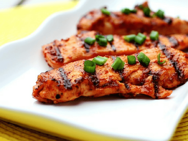 Thịt gà: Thịt gà chứa các protein hỗ trợ ngăn ngừa axit dạ dày. Đừng chiên hay chiên ngập dầu mà hãy rán hoặc áp chảo thịt gà, đồng thời tránh thêm quá nhiều gia vị.