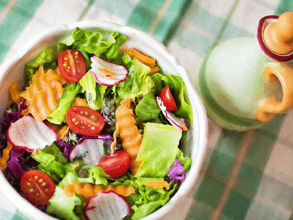Salad rau sống: Salad có tính kiềm tự nhiên và đem lại nhiều lợi ích cho hệ tiêu hóa. Salad giúp ngừa viêm và ngăn thừa axit dạ dày nhờ có các loại rau củ xanh được xem là siêu thực phẩm giúp giảm viêm.