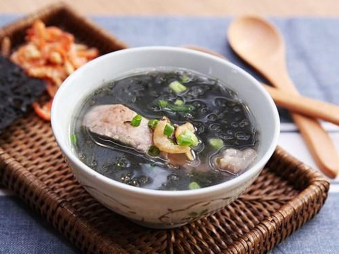Canh rong biển cũng là lựa chọn tuyệt vời để giải rượu, giải độc cơ thể sau những bữa ăn nhậu triền miên ngày cuối năm.