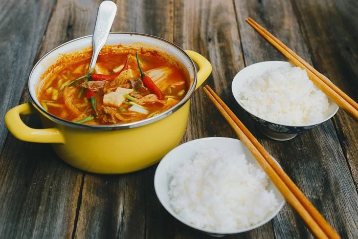Khi người thân trong gia đình say xỉn vì nhậu nhẹt dịp cuối năm, bạn có thể nấu món canh kim chi cho họ để lấy lại khẩu vị sau những bữa nhậu.
