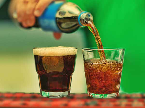 Đồ uống có ga và nước ngọt có một lượng đường rất lớn, ngay cả khi chúng thuộc loại không đường. Ăn chúng trước một buổi tập luyện có thể khiến bạn cảm thấy uể oải và thờ ơ trước khi tập thể dục, vì đường chiếm rất nhiều năng lượng gây khó tiêu hóa bên trong cơ thể.