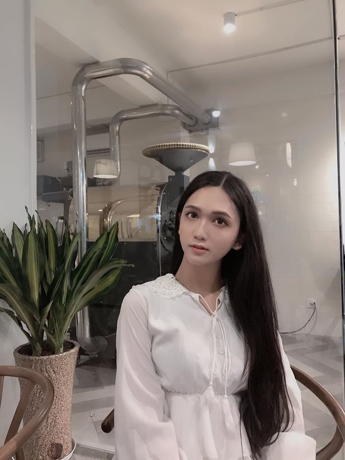 Dù chưa chuyển giới hoàn toàn nhưng cô nàng 9X trông cũng hết sức nữ tính và xinh đẹp. Ảnh: FBNV. Video "Bí quyết làm đẹp của sao Việt". Nguồn: VTC.