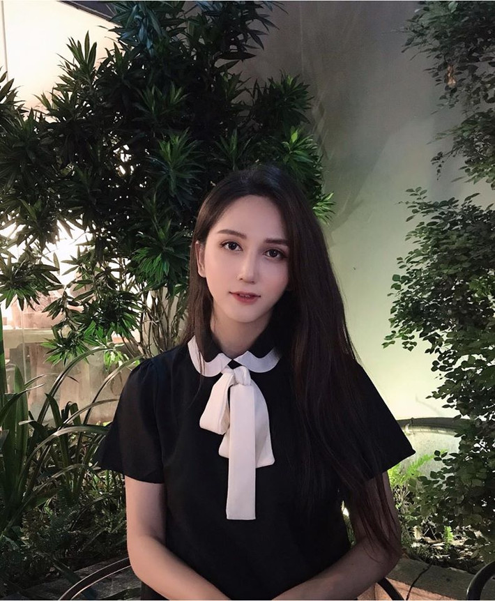 Cô nàng thú nhận rất kỹ tính trong khoản chăm sóc da: "Những ngày trang điểm mình rất chú trọng khâu tẩy trang, rửa sạch mỹ phẩm, bụi bẩn trên da. Tiếp đó thường là bước tẩy da chết (2-3 lần mỗi tuần), thoa serum đặc trị và kem dưỡng ẩm. Cách 3 tháng mình sẽ tẩy da chết hóa học một lần".