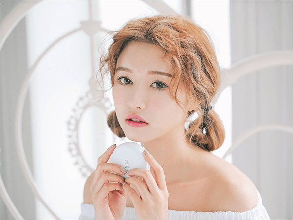 Nếu sau đó vẫn thấy những đốm mụn hoặc vết tàn nhang thì bạn có thể cần tới sức mạnh của kem che khuyết điểm.
