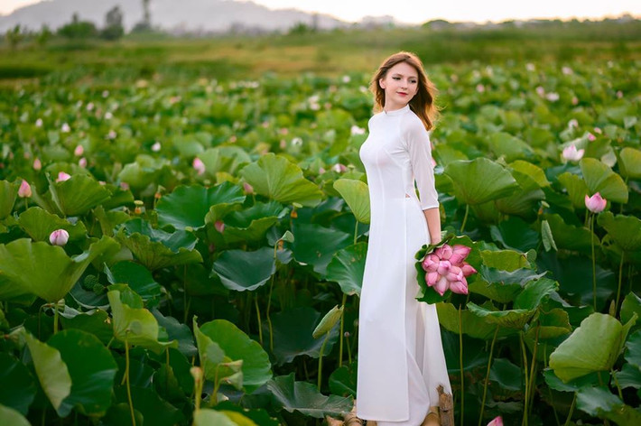 Với ba vòng gợi cảm, Alexandra Rud trở nên duyên dáng trong tà áo dài truyền thống.