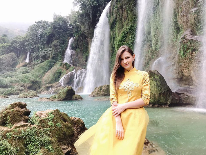 Alexandra Rud đã sống ở Việt Nam ở 2 năm và bắt đầu chuyển sang làm DJ gần 1 năm nay. Trước khi trở thành DJ, Alexa từng là giáo viên dạy tiếng Anh, dạy vẽ và múa ở trường quốc tế.