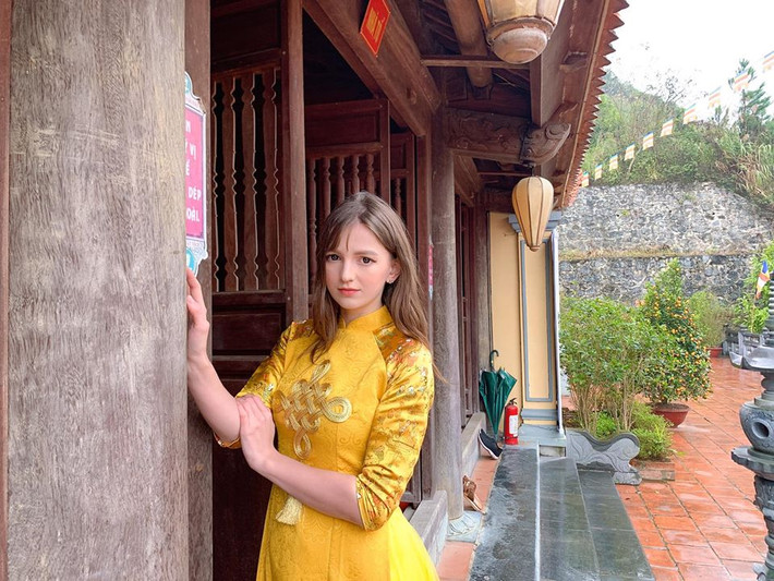 Nữ DJ Alexandra Rud là gương mặt quen thuộc ở khá nhiều chương trình truyền hình dành cho giới trẻ. Cô thường xuyên khoe ảnh mặc áo dài duyên dáng trên trang Facebook cá nhân.